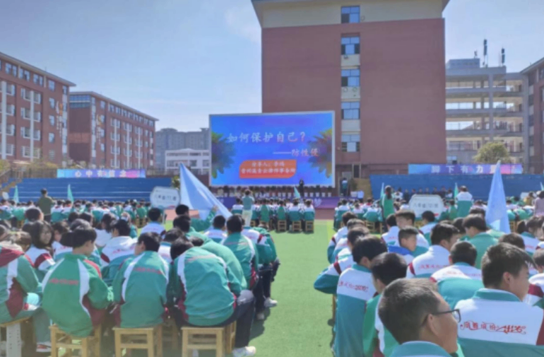 【青云普法】&ldquo;护蕾行动&rdquo;I瀛青云执行主任李鸿律师走进遵义市滨湖中学开展普法讲座