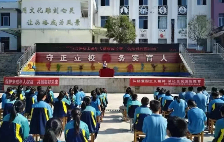 【青云普法】瀛青云律师事务所执行主任李鸿律师受邀到遵义市第四十九中学开展公益普法